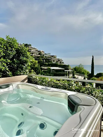 Budva'da deniz manzaralı lüks daire