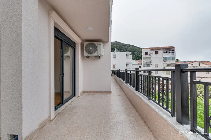 Budva’da Deniz Manzaralı Modern Daire Binası