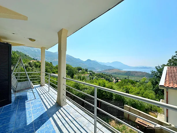 Zagradje'de deniz manzaralı üç katlı ev