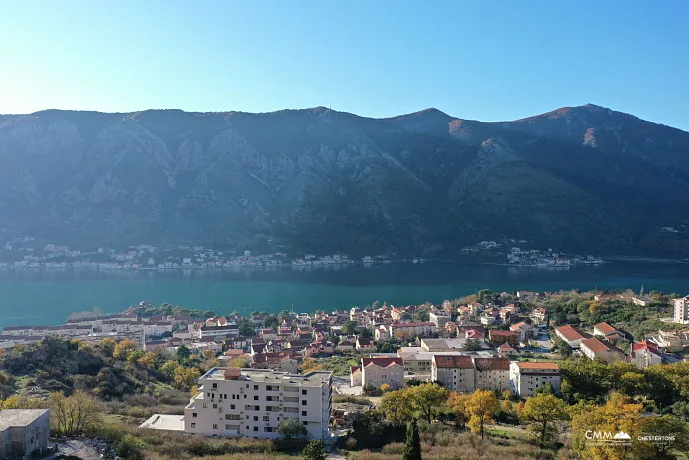 Dobrota'da deniz manzaralı satılık arsa