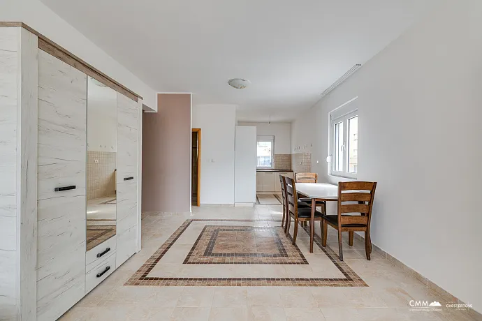 Budva Lazi’de Satılık Eşyalı 1+1 Daire – 89m² Deniz Manzaralı