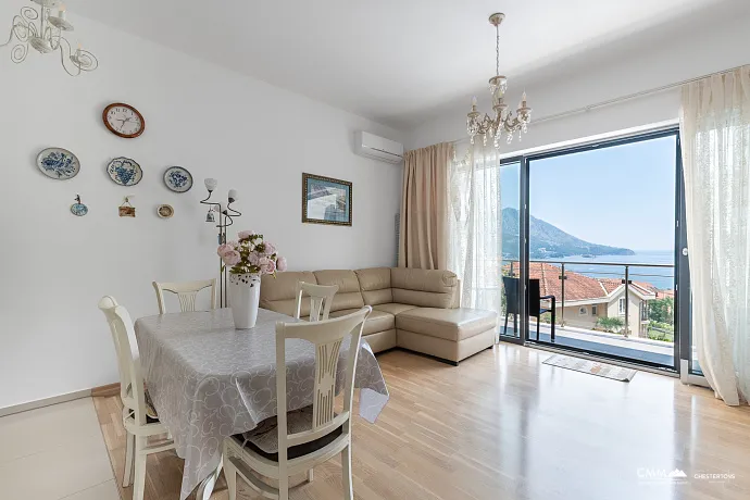 Bečići'de Panoramik Deniz Manzaralı 59 m² Modern Daire
