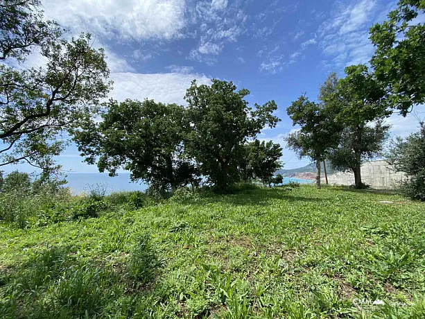 Adriyatik Denizi'nin panoramik manzarasına sahip satılık çitle çevrili bir arsa
