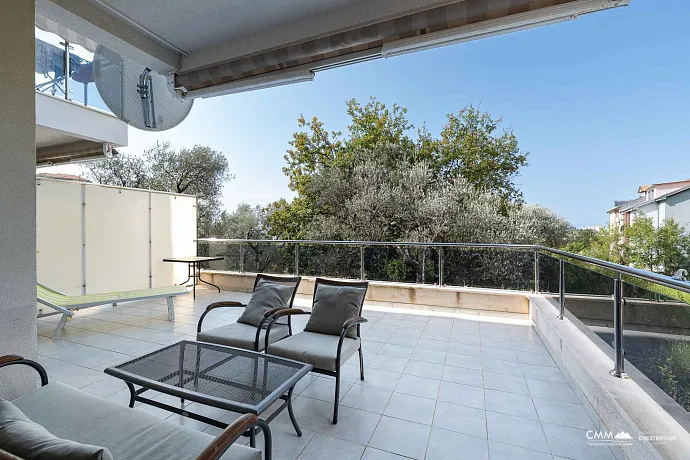 Bečići'de Geniş Teraslı, Garajlı Modern 1+1 Daire