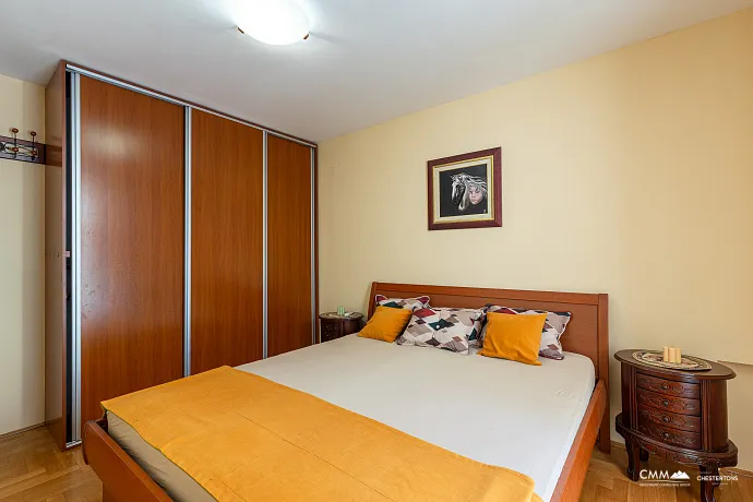 Budva’nın Kalbinde Geniş Daire — Eski Şehir ve Plaja Yakın