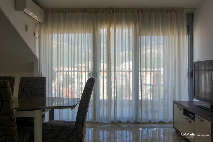 Budva'da satılık şehir manzaralı geniş bir daire