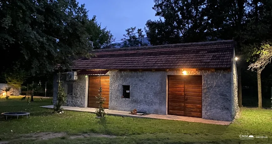 Zeta nehri vadisinde iki evden oluşan güzel bir mülk