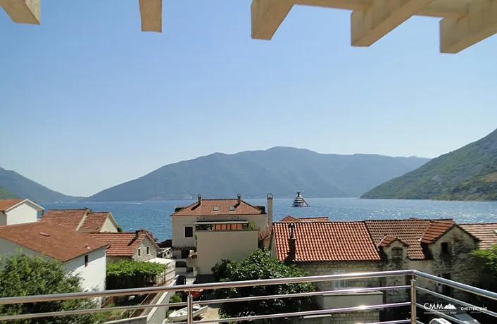 Kotor'da deniz manzaralı villa