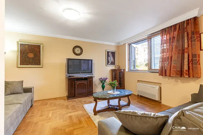 Budva’nın Kalbinde Geniş Daire — Eski Şehir ve Plaja Yakın