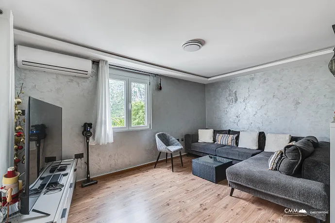 Kotor Eski Şehir, deniz ve dağ manzaralı, yenilenmiş 4 yatak odalı 120 m² ev