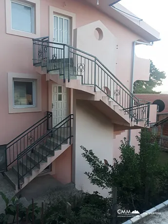 Bar yakınında üç katlı ev