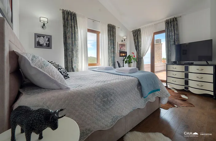 Panoramik deniz manzaralı ve havuzlu lüks villa