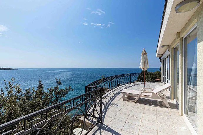 Uteha'da havuzlu lüks villa