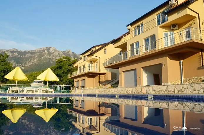 Bar'da dağ manzaralı şehir evi