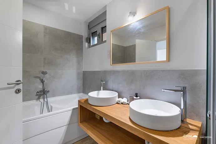 Satılık: Deniz Manzaralı, 40 m² Teraslı, Üç Yatak Odalı Geniş Daire
