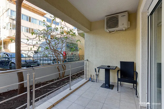 BUDVA’DA GARAJLI VE TESLA ŞARJ CİHAZLI GENİŞ, TAM DONANIMLI DAİRE