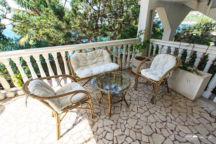 Denize kendi erişimi olan üç katlı villa