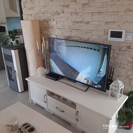 Güzel bir avluya sahip geniş iki katlı ev