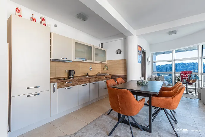 Bečići’de Deniz Manzaralı 71 m² Daire