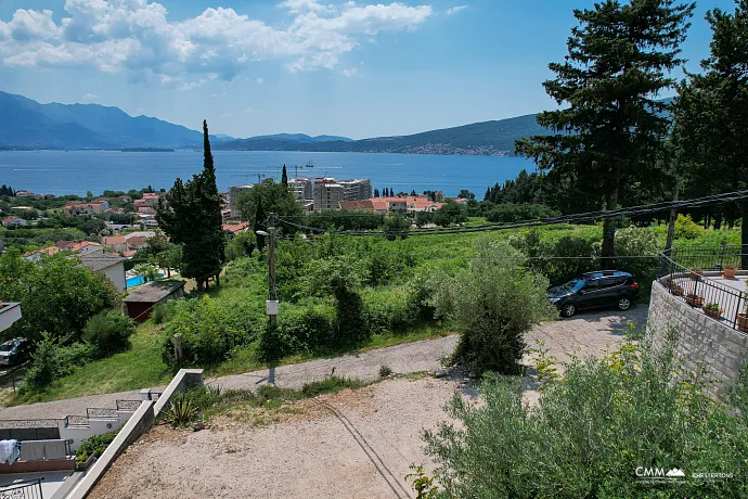 Baošići'de bulunan, iki kadastro parselinden oluşan ve toplam 1.267 m²