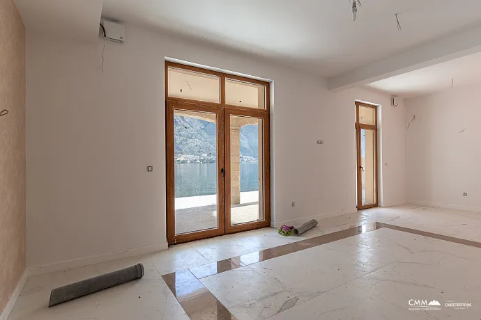 Lüks bir üç katlı villa — Kotor