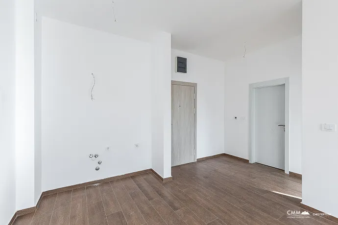 Denize yakın, güneşli 42 m²'lik 1+1 daire Budva'da.