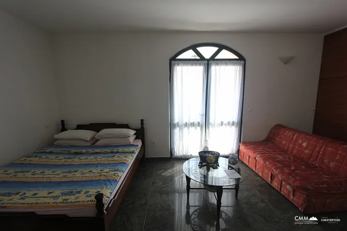 Petrovac'ta havuzlu aydınlık villa