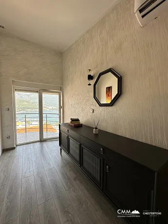 Budva'da deniz manzaralı iki yatak odalı daire