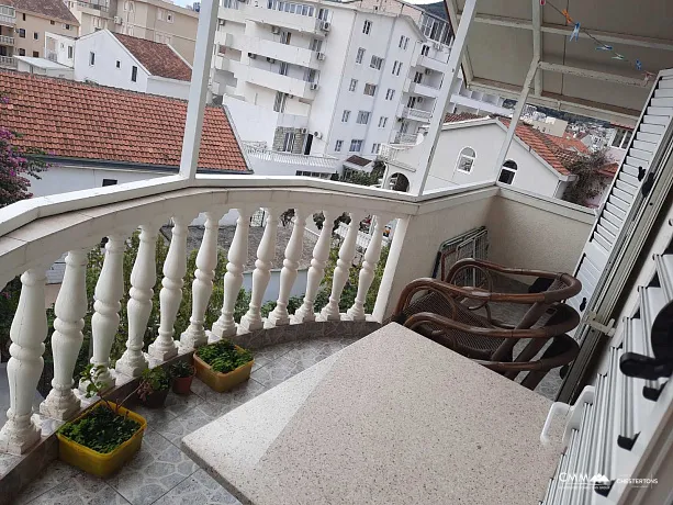 Budva'da merkeze yakın iki yatak odalı daire