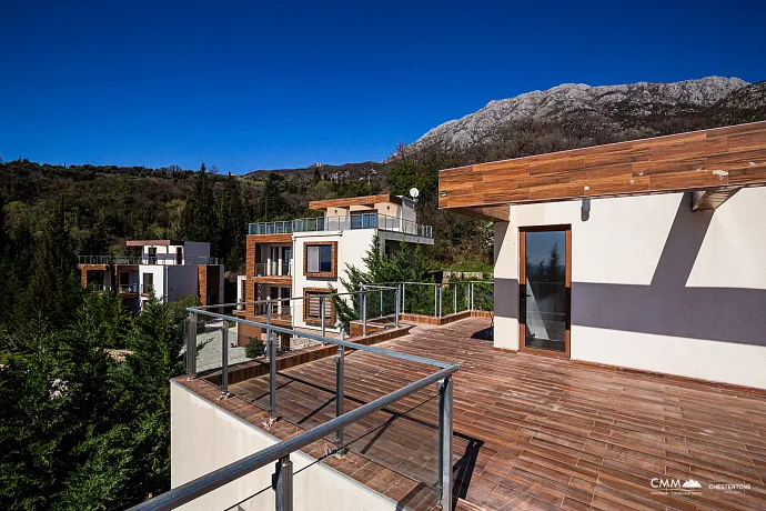 Yüzme havuzlu kompleks içinde modern villa