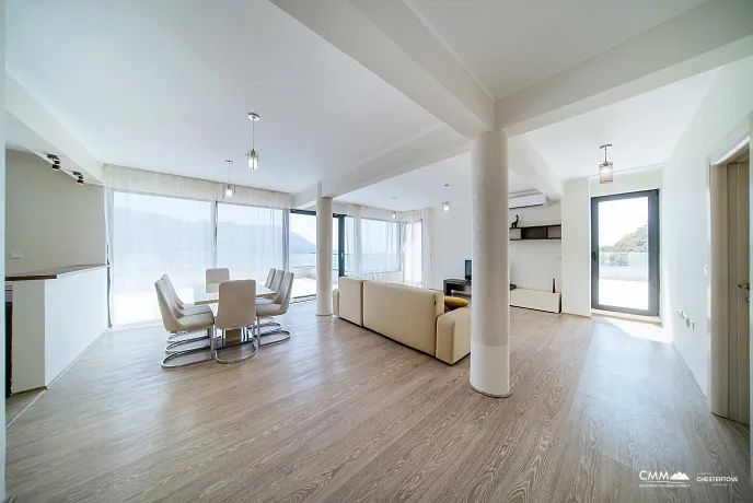 Geniş teraslı ve deniz manzaralı geniş Penthouse