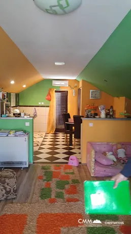 Morinje'de geniş bir avluya sahip üç katlı ev