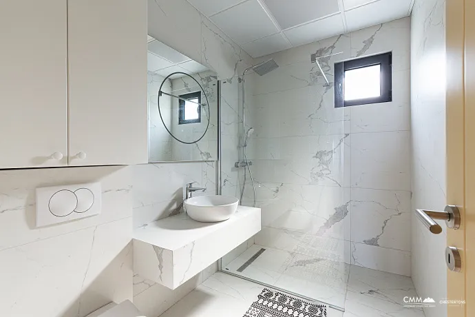 Havuzlu sitede üç odalı daire, Blizikuće