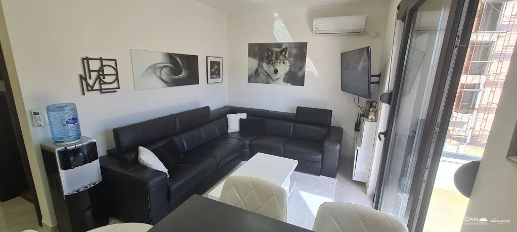 Djenovici'de deniz manzaralı güzel daire