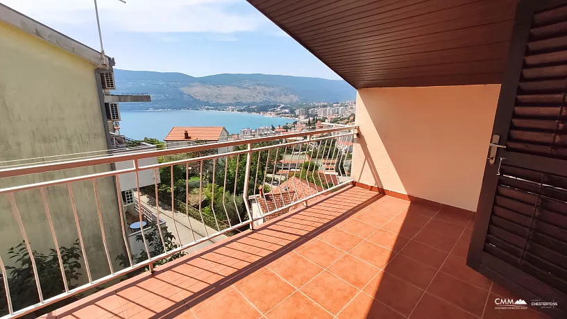 Herceg Novi'de 3 yatak odalı ve deniz manzaralı 85m2 geniş daire