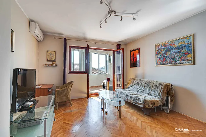 Budva'da iki yatak odalı daire