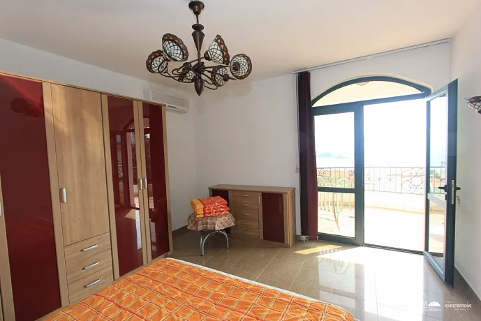 Petrovac'ta havuzlu aydınlık villa