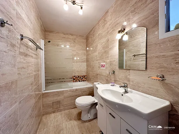 Lustica Bay yakınında havuz ve spa bulunan mini otel