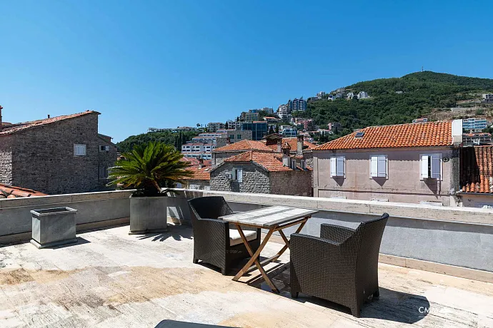 Budva'nın eski kentinin kalbinde büyüleyici dubleks daire