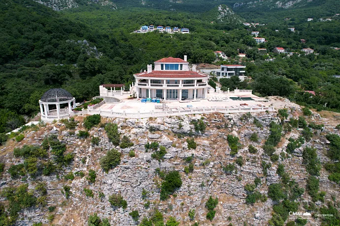 Adriyatik Kıyısında Dünya Standartlarında Lüks Villa – Zarafet ve Özel Hayat