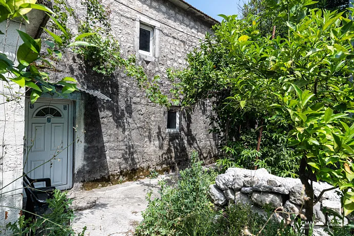 Satılık – Kotor’da Şirin Taş Ev, Güzel Akdeniz Tarzı