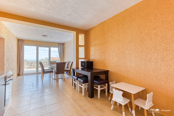Deniz manzaralı panoramik bir Sutomore evi 120 m2