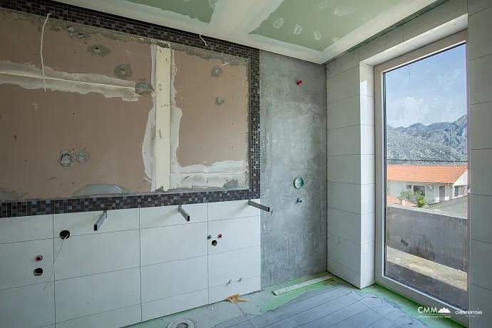 Kotor Körfezi manzaralı üç katlı ev