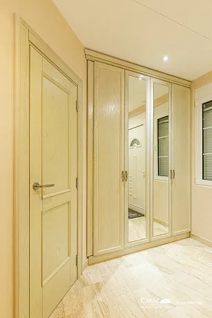 Panoramik deniz manzaralı lüks bir villada zarafet ve huzur.