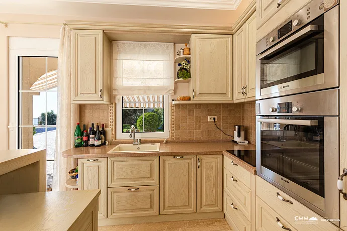 Panoramik deniz manzaralı lüks bir villada zarafet ve huzur.