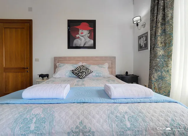 Panoramik deniz manzaralı ve havuzlu lüks villa