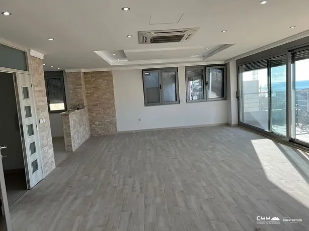 Ulcinj'de deniz manzaralı çatı katı