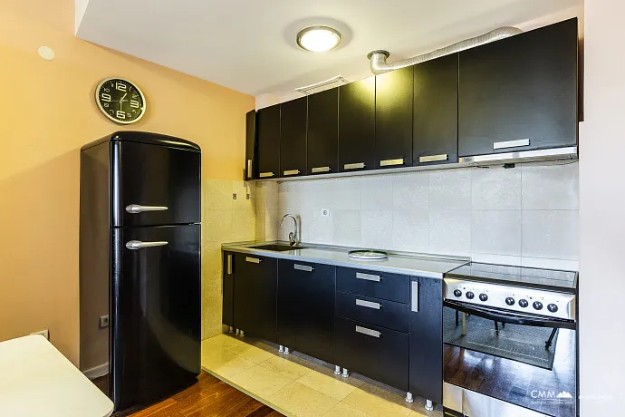 Pržno’da 84 m² İki Yatak Odalı Daire – Konfor ve Sıcaklık Denize Yakın