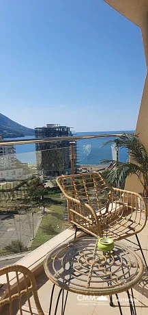 Budva'da havuzlu sitede satılık daire