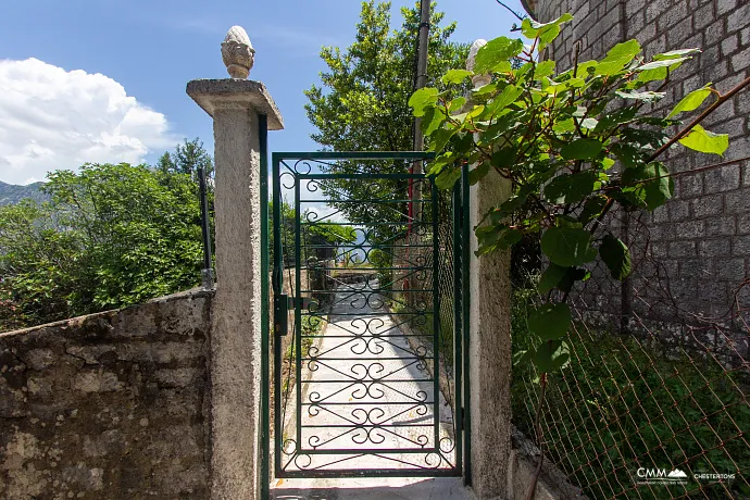 Kotor Körfezi manzaralı havuzlu muhteşem villa